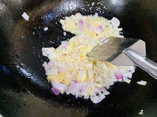 豪华版鸡蛋炒饭味道十足,放油放洋葱和压碎的鸭蛋