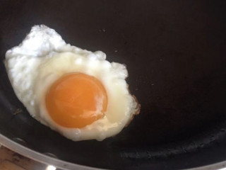 青菜鸡蛋面,另起锅，煎鸡蛋