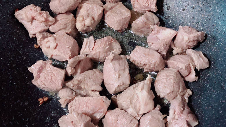 红焖牛肉煲,放入牛肉翻炒均匀。
