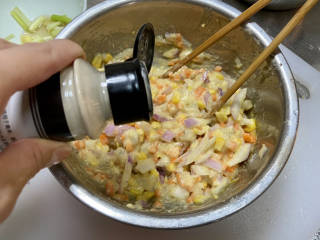 鲜虾蔬菜饼➕鲜虾洋葱胡萝卜玉米小饼,少许白胡椒粉