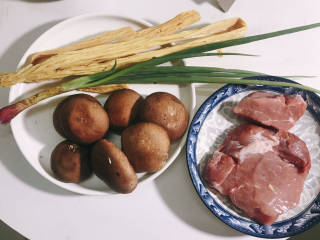 香菇肉片煲,准备食材:香菇，瘦肉，腐竹，小葱