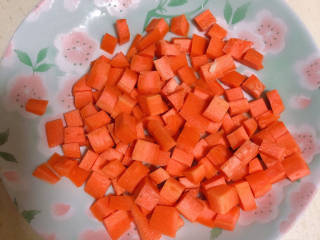小炒毛豆,准备好一些胡萝卜丁。