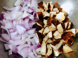 香菇卤肉饭,香菇和圆葱处理干净切成大小均匀的块状