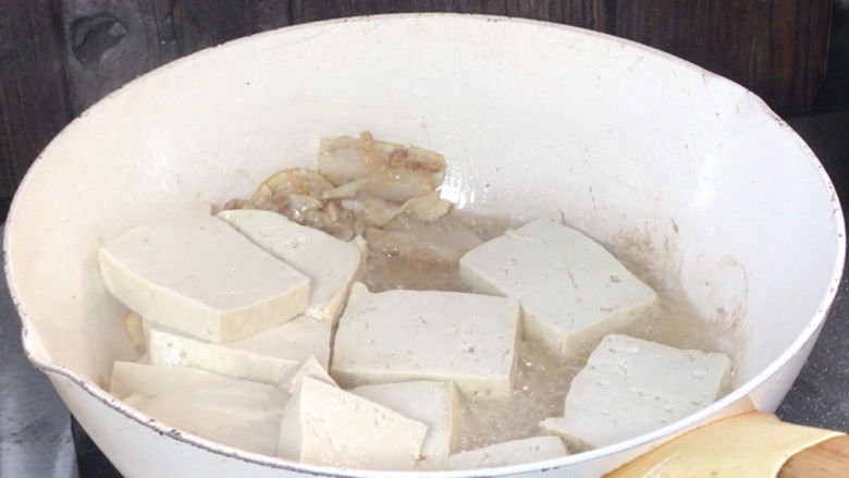 豆腐炖冬瓜,放入豆腐，煎至两面金黄，盛出备用