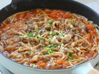 金针菇番茄汤,把肥牛片放进去搅拌均匀，加入生抽、蚝油和适量盐调味，最后撒葱花关火即可。