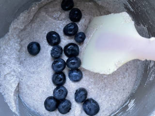 蓝莓酸奶马芬,放入适量的蓝莓。