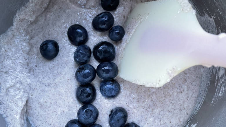 蓝莓酸奶马芬,放入适量的蓝莓。