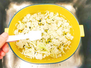 干锅菜花五花肉,加入清水浸泡半小时，撒入少许盐，杀菌祛药