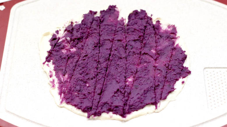 紫薯迷你可颂,用刀切长条三角形。