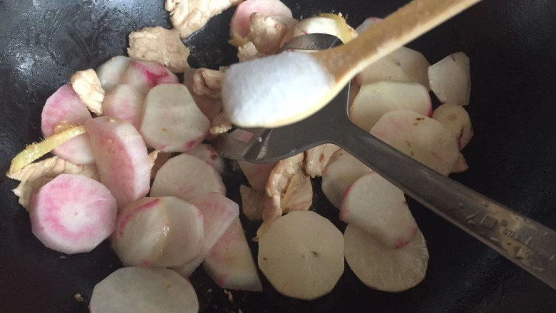 白萝卜炖猪肉,加入适量盐