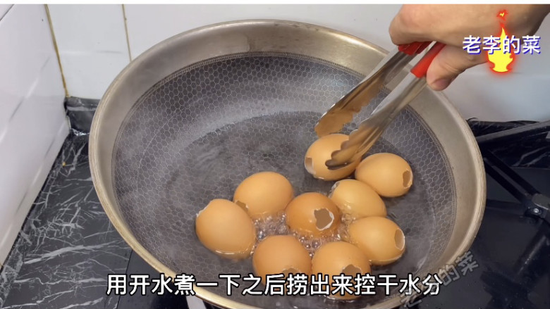 晶莹剔透的水晶鸡蛋制作教程,煮好的鸡蛋壳拿出来控水