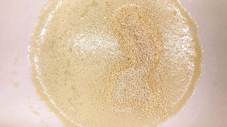 豆角焖卷子,倒入15毫升温水拌匀