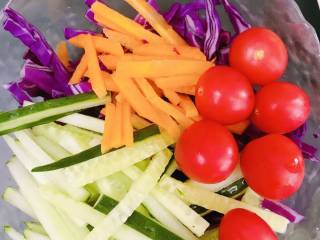 醋油汁蔬菜沙拉,圣女果洗干净后和切好的蔬菜一起放入沙拉碗中