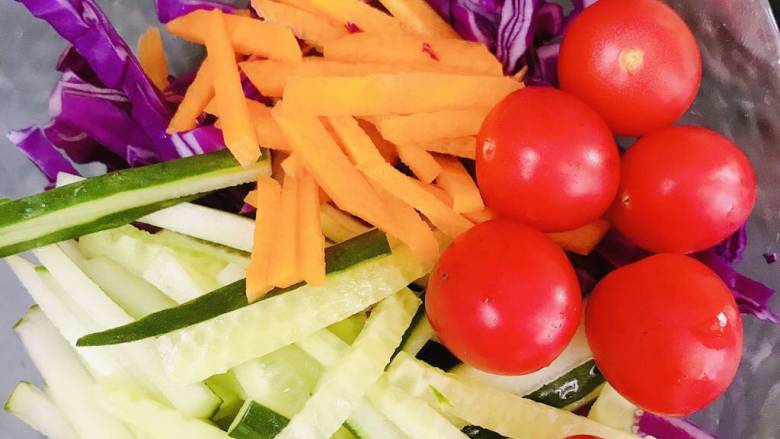 醋油汁蔬菜沙拉,<a style='color:red;display:inline-block;' href='/shicai/ 3438'>圣女果</a>洗干净后和切好的蔬菜一起放入沙拉碗中