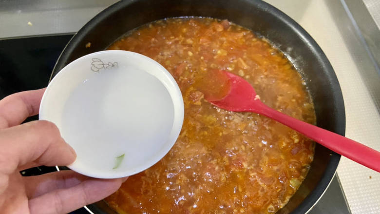滑蛋牛肉➕番茄肥肉滑蛋,转中大火，淋入两三汤匙水淀粉勾芡，搅拌收浓汤汁