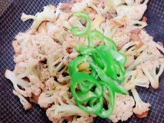 干锅菜花五花肉,加入尖椒丝，翻炒均匀。