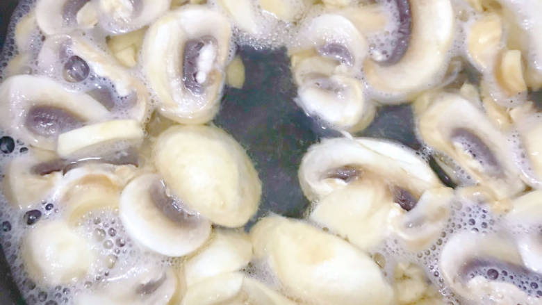 素炒双丁,鲜蘑菇绰水1-3分钟