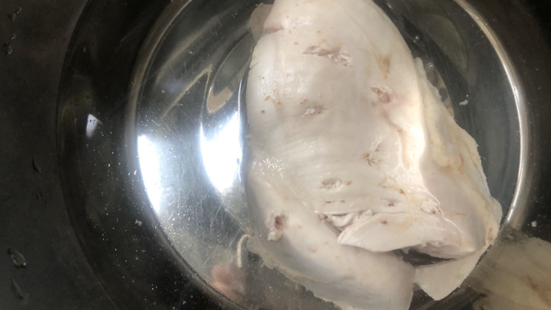 椒麻手撕鸡,捞出煮熟的鸡肉放入冷水中。（可以让肉更紧实增加口感，也是为了降温一会好上手撕）