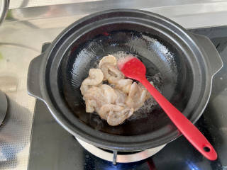 虾仁豆腐煲,砂锅加热加少许食用油，下虾仁翻炒到变色沥油盛出