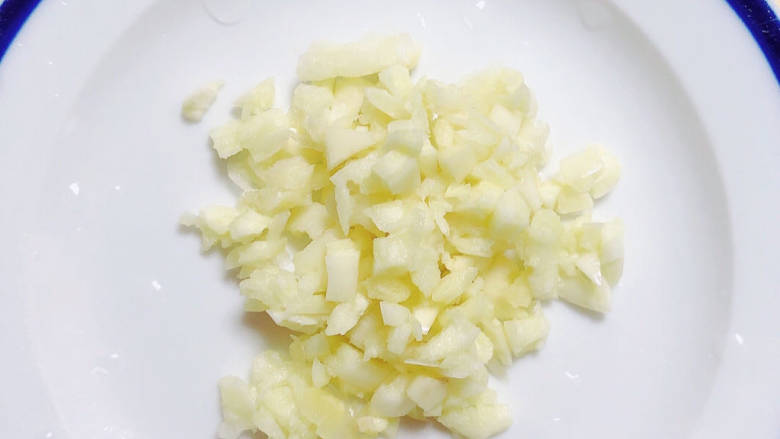 白菜烩小酥肉,准备好蒜末。