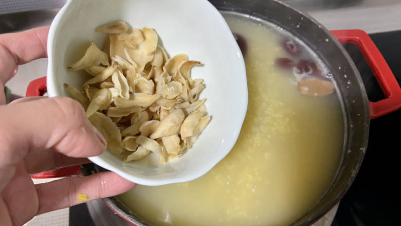 百合小米粥➕红枣莲子百合小米粥,加入泡发过的百合