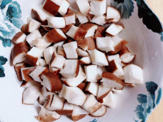 香菇卤肉饭,准备好香菇，切成小块待用。