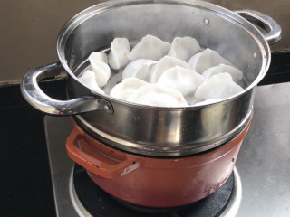 水晶饺子,再把蒸格，放入开水锅中，大火蒸6分钟左右