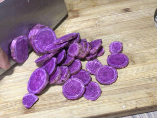 紫薯蛋糕卷,烤蛋糕的时候备好紫薯，去皮洗净后切成薄片