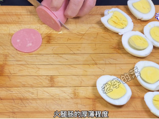 迷你鸡蛋小汉堡制作教程,火腿切片。