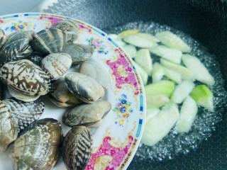花蛤丝瓜汤,放入清洗干净的文蛤，大火煮沸，煮至文蛤开口即可