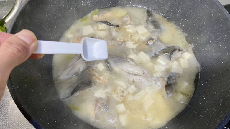 三文鱼豆腐羹➕三文鱼头豆腐羹,根据自己口味补充少许食盐