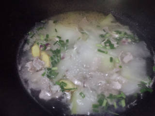 冬瓜瘦肉汤,最后撒入葱花，加适量盐调味即可