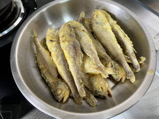 茄汁黄鱼➕茄汁小黄鱼,煎到鱼身两面金黄微焦，夹出备用