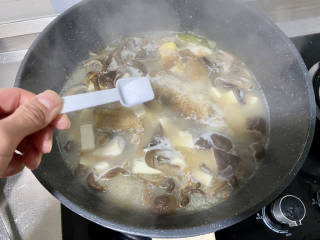 鲫鱼豆腐菇菌汤,根据自己口味加入适量食盐