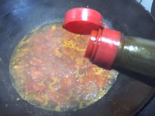 番茄鸡蛋盖浇面,加入少许生抽调味