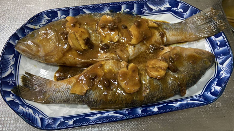 黄豆酱蒸鲈鱼,腌制好的鲈鱼，不要葱段，装盘备用