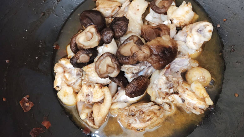 酱焖鸡块,加入适量温水，放上蘑菇