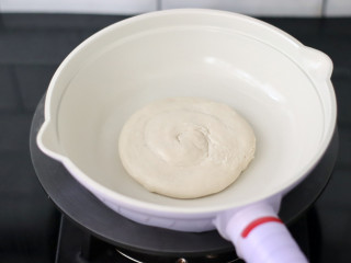 手抓饼版肉夹馍,放入锅中小火慢慢开始煎至。