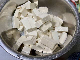 酸辣豆腐➕肉末酸辣豆腐,嫩豆腐清洗切小块