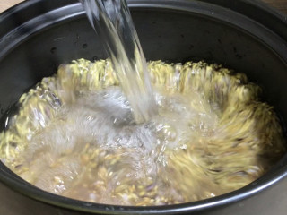 木耳芹菜杂粮粥,放入砂锅中，加入多点清水，大火边煮搅拌至沸腾