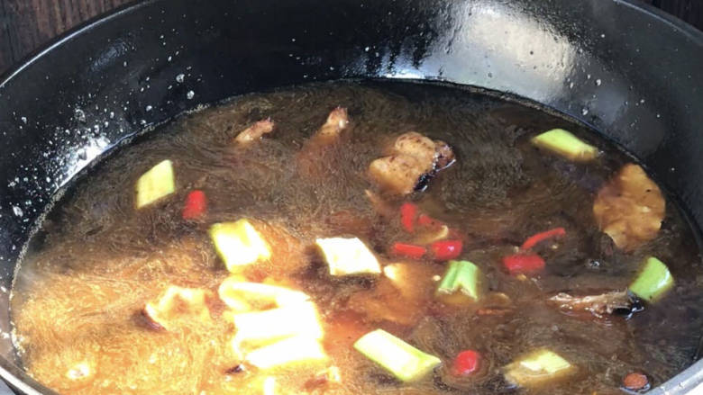 酱焖鸡块,放入多点热水，加入葱姜蒜和小米辣