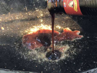七彩虾环,就着油锅，放入甜辣酱和蚝油炒匀
