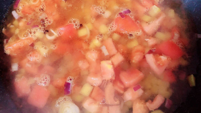 金针菇番茄汤,加入适量开水炖煮5分钟。