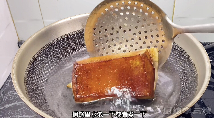 简单又好吃的梅菜扣肉的制作方法,放水中煮一会儿