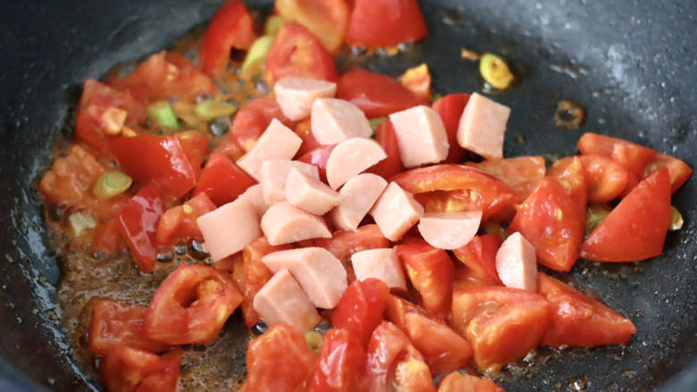 番茄金汤饺子,加入火腿丁继续翻炒片刻。