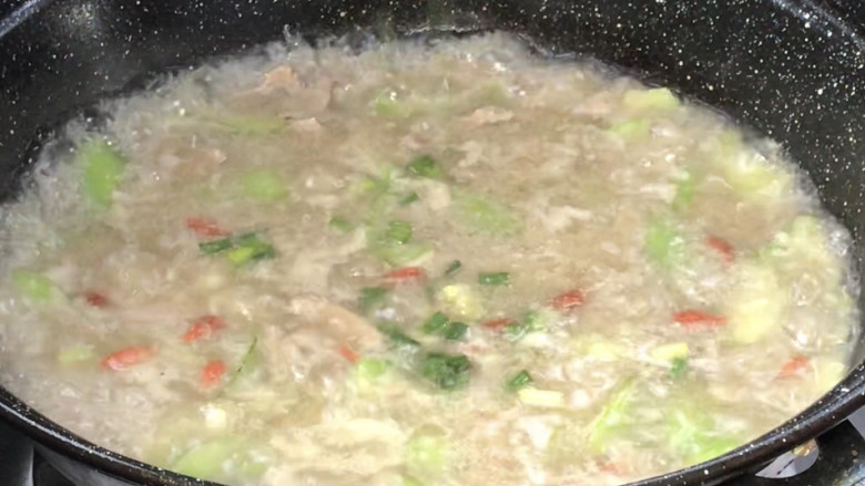 丝瓜猪肝汤,加入枸杞和葱花，拌匀
