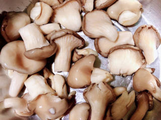 鲫鱼豆腐菇菌汤,准备少许袖珍菇。
