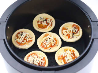 金桔芝士蛋挞,空气炸锅提前预热，放入蛋挞。