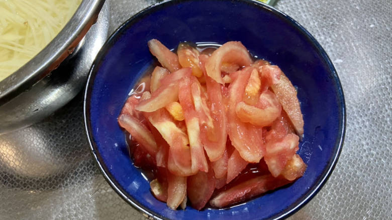 西红柿炒土豆丝,番茄皮卷起即可撕皮，切小块