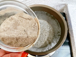 芒果芋圆烧仙草,先制作仙草冻：锅中加入1000克清水，煮开后加入仙草粉